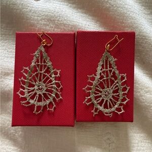Woven pierced earrings